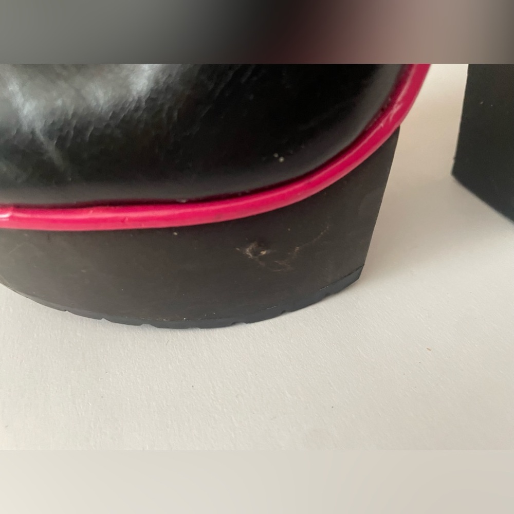Betsey Johnson Fabulous Black Leather Ankle Boots with Pink Trim - Picture 13 of 15